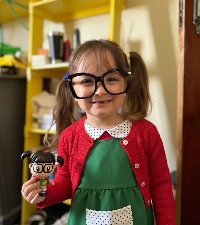 Criança usando fantasia personalizada de personagem
