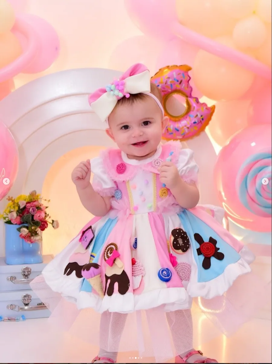 Criança usando fantasia infantil personalizada inspirada em doces