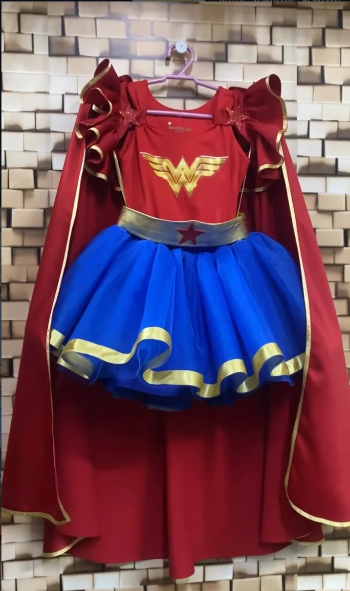 Fantasia infantil personalizada de heroína